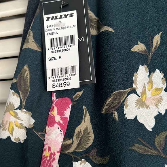 Volcom floral skirt size Small - Picture 3 of 3